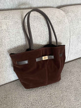 SANDY Kilit Detaylı Süet El ve Omuz Çantası Acı Kahve